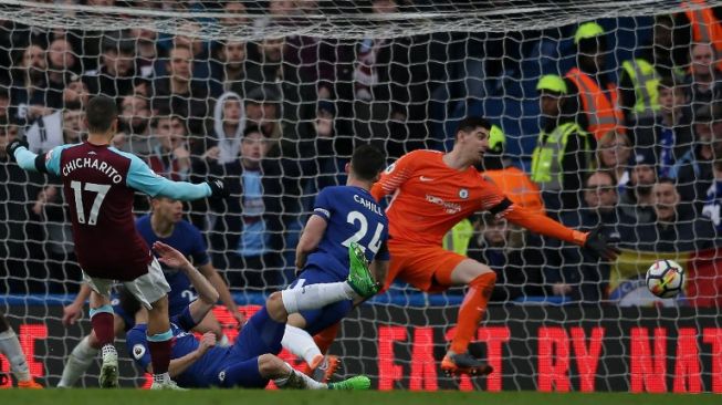 Pemain West Ham Javier Hernandez menjebol gawang Chelsea yang dikawal Thibaut Courtois [AFP]