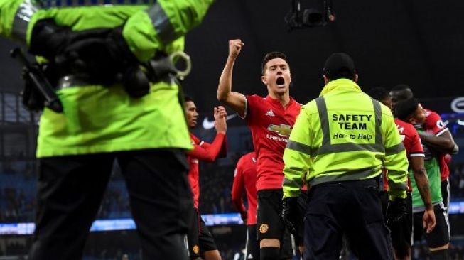 MU Menangi Derby, Herrera Ludahi Lambang Man City