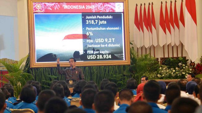 Presiden Joko Widodo (ketiga kanan) didampingi Sekretaris Kabinet Pramono Anung (kedua kanan) dan Kepala Staf Presiden Moeldoko (kanan) memberikan pembekalan kepada siswa kelas 11 SMA Taruna Nusantara di Istana Negara, Jakarta, Senin (9/4).