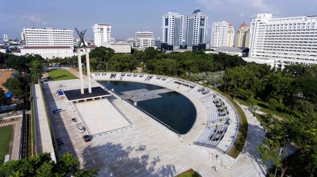 Suasana proyek revitalisasi kompleks Monumen Pembebasan Irian Barat di Lapangan Banteng, Jakarta, Senin (9/4).