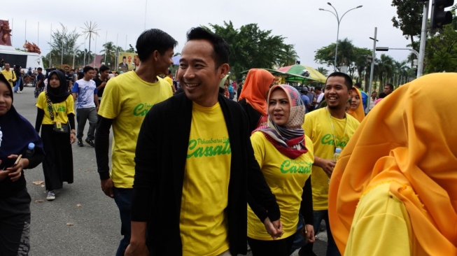 Denny Cagur bersama istri, Santi Widihastuti saat mempromosikan bisnisnya, Pekanbaru Cassata. (istimewa)