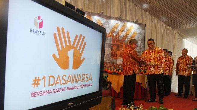 Perayaan 1 Dasawarsa Bawaslu di kantor Bawaslu, Jakarta, Senin (9/4). 