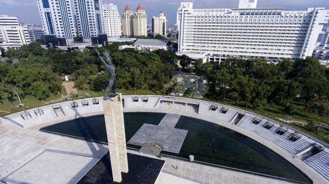 Suasana proyek revitalisasi kompleks Monumen Pembebasan Irian Barat di Lapangan Banteng, Jakarta, Senin (9/4).