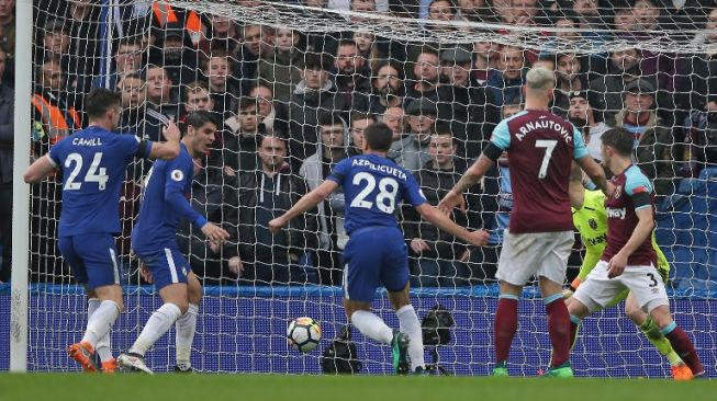 Pemain Chelsea Cesar Azpilicueta (tengah) mencetak gol ke gawang West Ham United [AFP]