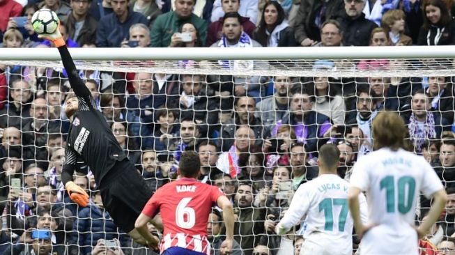 Penjaga gawang Atletico Madrid Jan Oblak menggagalkan peluang Real Madrid [AFP]