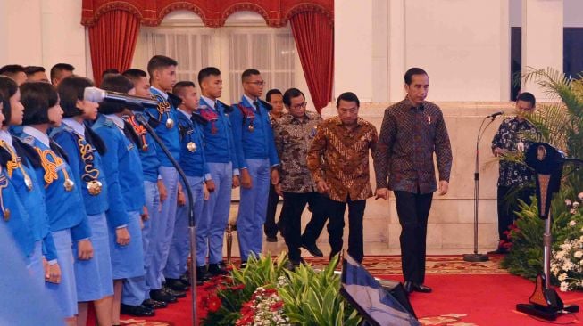 Presiden Joko Widodo (kanan) didampingi Sekretaris Kabinet Pramono Anung (ketiga kanan) dan Kepala Staf Presiden Moeldoko (kedua kanan) menerima siswa kelas 11 SMA Taruna Nusantara di Istana Negara, Jakarta, Senin (9/4). 