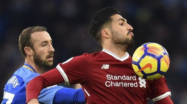 Pemain Liverpool Emre Can mengontrol bola [AFP]