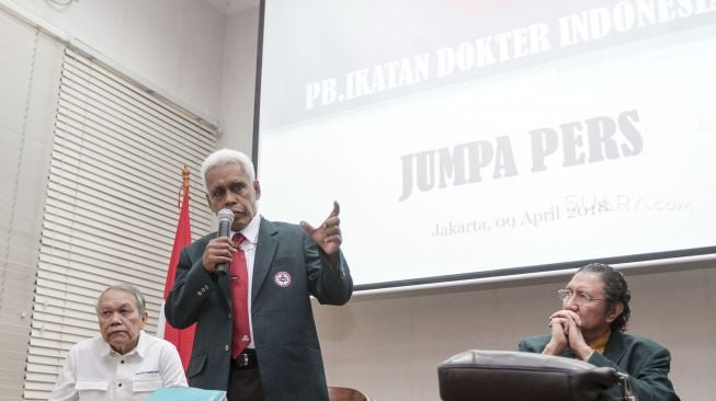 Ketua Pengurus Besar Ikatan Dokter Indonesia (PB IDI) Prof. Marsis bersama dengan Ketua Dewan Pakar PB IDI Prof. Razak Tahar dan Ketua Dewan Pertimbangan PB IDI Erol Hutagalung memberikan keterangan pers di Jakarta, Senin (9/4). 