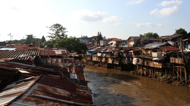 Pemukiman padat penduduk di bantaran Sungai Ciliwung di kawasan Manggarai, Jakarta, Senin (9/4). 