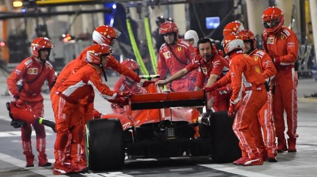 Suasana di pit usai insiden tertabraknya mekanik oleh Kimi Raikkonen [AFP]