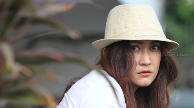 Aktris pemeran film Kembang Kantil, Nafa Urbach menyambangi kantor suara.com di Jakarta, Senin (9/4).