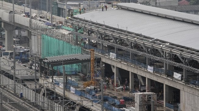 Proyek pembangunan depo Mass Rapid Transit (MRT) di Lebak Bulus, Jakarta, Senin (9/4/).