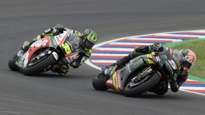 Pebalap Monster Yamaha Tech 3, Johann Zarco (depan), berduel ketat dengan pebalap LCR Honda, Cal Crutchlow, dalam balapan MotoGP Argentina, Minggu (8/4/2018). [AFP/Juan Mabromata]