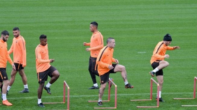 Radja Nainggolan bersama para pemain AS Roma lainnya melakukan sesi latihan sebelum menjamu Barcelona di leg kedua perempat final Liga Europa. ANDREAS SOLARO / AFP