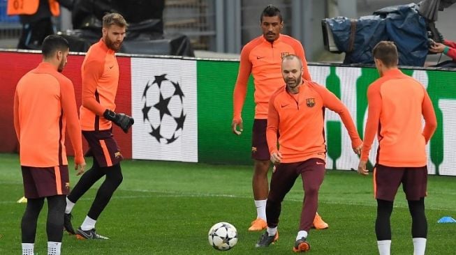 Andres Iniesta bersama para pemain Barcelona lainnya melakukan sesi latihan sebelum menghadapi AS Roma di leg kedua perempat final Liga Champions. LLUIS GENE / AFP