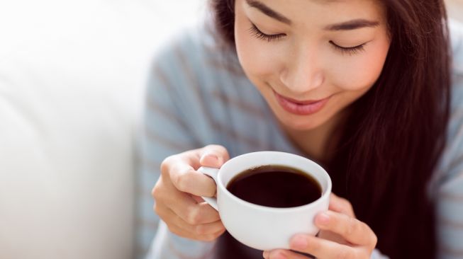 Ilustrasi minum kopi (shutterstock)