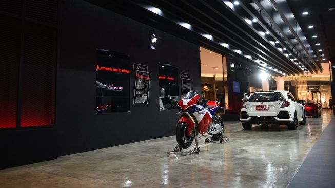 Honda RC213V-S dipamerkan di Honda Gallery, Senayan City, Jakarta pada Selasa (10/4). [Dok Honda Prospect Motor/Suara.com]