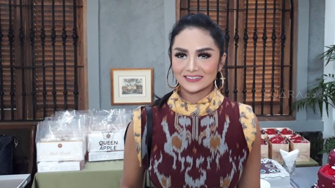 Di Depan Santri Bersarung, Krisdayanti Goyang Dayung