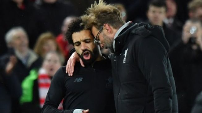 Pemain Liverpool Mohamed Salah berbincang dengan manajer Jurgen Klopp [AFP]