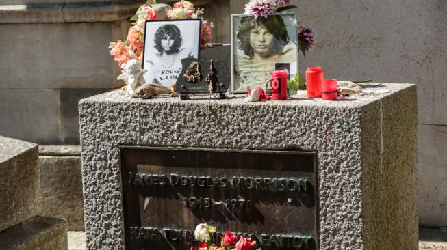 Makam Jim Morrison di Père Lachaise Cemetery di Paris (shutterstock)