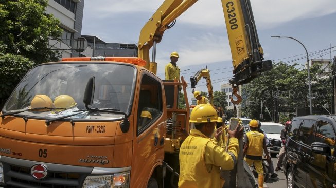 Petugas Unit Peralatan dan Perbekalan (Alkal) Dinas Bina Marga DKI Jakarta memasang beton pembatas jalan di kawasan Jalan Proklamasi Jakarta, Selasa (10/4).