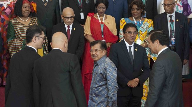 Wakil Presiden Jusuf Kalla (ketiga kanan) bersama Menteri Koordinator bidang Kemaritiman Luhut Binsar Pandjaitan (kanan) berbincang dengan para ketua delegasi negara-negara Afrika dalam pembukaan Forum Indonesia Afrika (IAF) 2018 di Nusa Dua, Bali, Selasa (10/4).