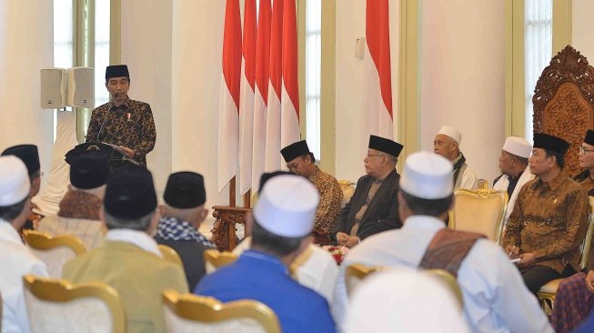 Presiden Joko Widodo menyampaikan sambutan ketika bertemu dengan ulama di Istana Bogor, Jawa Barat, Selasa (10/4).