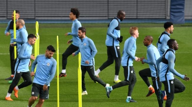 Para pemain Manchester City menggelar latihan jelang laga kontra Liverpool (AFP/PAUL ELLIS)