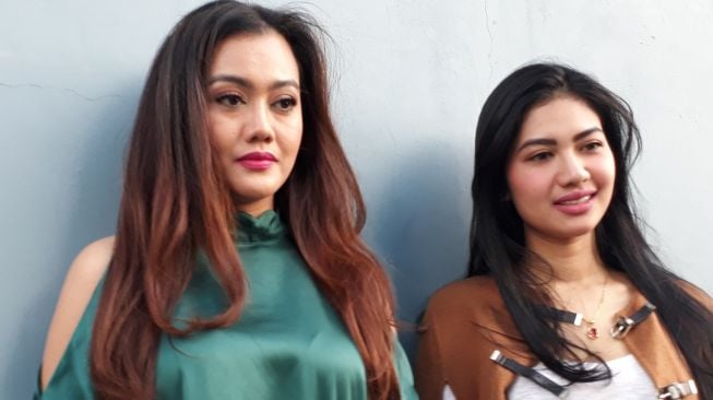 Adik Julia Perez, Nia Anggia dan Della Wulan ditemui di kawasan Mampang, Jakarta Selatan, Selasa (10/4/2018) [suara.com/Wahyu Tri Laksono]