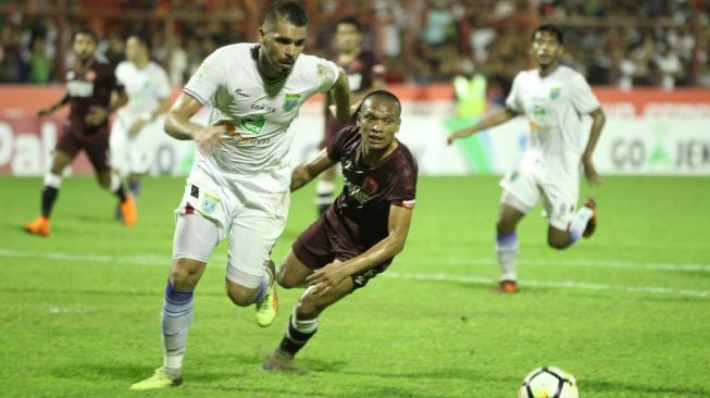 Pemain PSM Makassar Ferdinand Alfred Sinaga (dua kiri) berusaha berebut bola dengan pemain Persela Lamongan Wallace Costa Alves (kiri) pada laga lanjutan Liga 1. ANTARA FOTO/Sahrul Manda Tikupadang