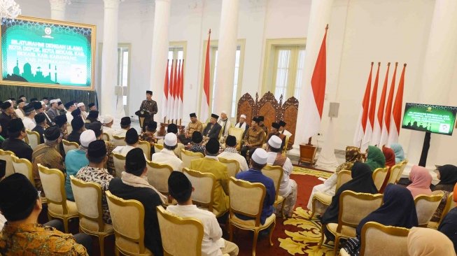 Presiden Joko Widodo menyampaikan sambutan ketika bertemu dengan ulama di Istana Bogor, Jawa Barat, Selasa (10/4). 