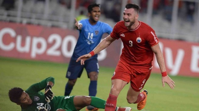 Pesepak bola Persija Jakarta Marko Simic (kanan) merayakan gol yang dicetaknya ke gawang Johor Darul Ta'zim (JDT) dalam laga lanjutan Piala AFC di Stadion Utama Gelora Bung Karno, Senayan, Jakarta, Selasa (10/4).