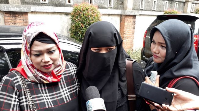 Istri Opick, Dian Rositaningrum bersama pengacara, Ina Rachman. (Ismail/Suara.com)