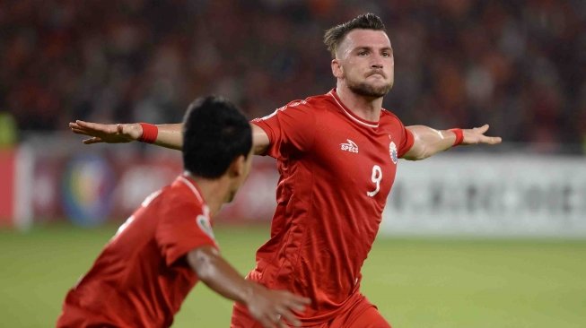 Pesepak bola Persija Jakarta Marko Simic (kanan) merayakan gol yang dicetaknya ke gawang Johor Darul Ta'zim (JDT) dalam laga lanjutan Piala AFC di Stadion Utama Gelora Bung Karno, Senayan, Jakarta, Selasa (10/4).