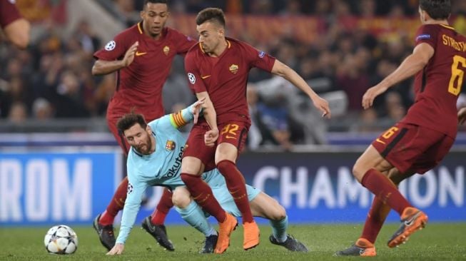 Pemain Barcelona Lionel Messi dibuat tak berkutik di Stadio Olimpico [AFP]