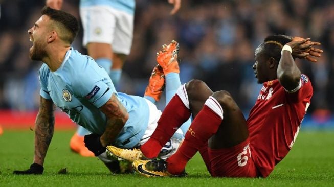 Pemain Liverpool Sadio Mane tak sengaja menendang perut bek Liverpool Nicolas Otamendi [AFP]