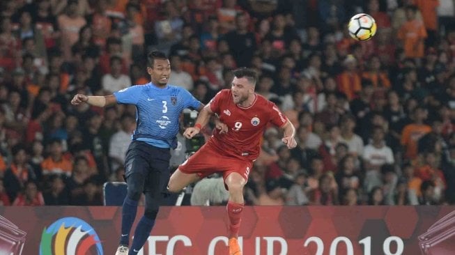 Pesepak bola Persija Jakarta Marko Simic (kanan) berebut bola dengan pesepak bola Johor Darul Ta'zim (JDT) Adam Nor Azlin dalam laga lanjutan Piala AFC di Stadion Utama Gelora Bung Karno, Senayan, Jakarta, Selasa (10/4). 