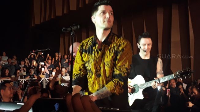 The Script's vocalist, Danny O'Donoghue wearing batik at The Script concert in Jakarta, Tuesday (10/04/2018) [suara.com/ismail] 
