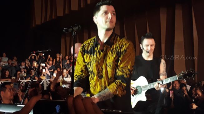 Vokalis The Script, Danny O’Donoghue berbatik ria saat konser The Script di Jakarta, Selasa (10/04/2018) [suara.com/ismail] 