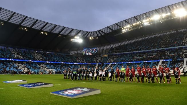 Pemain berbaris jelang leg kedua perempat final Liga Champions antara Man City vs Liverpool [AFP]