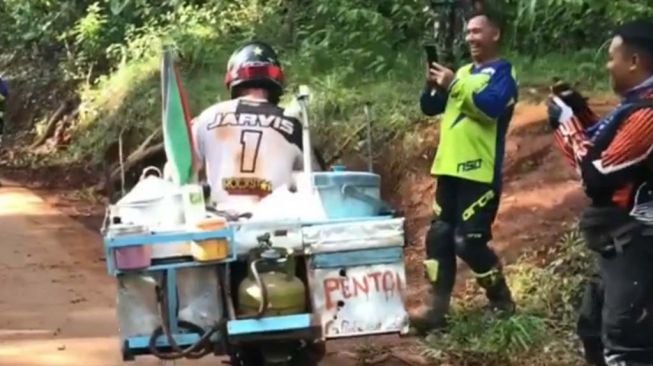 Kocak, Begini Aksi Pembalap Ekstrem di Atas Motor Tukang Siomay