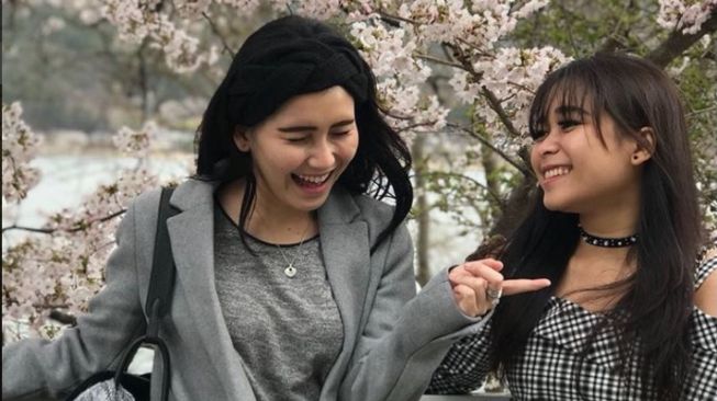 Ayu Ting Ting bersama sahabat menikmati indahnya bunga sakura di Jepang. (Instagram)