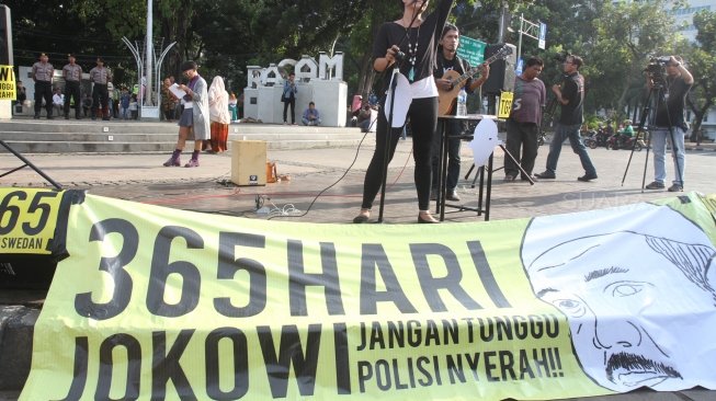 Koalisi Masyarakat Sipil melakukan aksi di depan Istana, Jakarta, Rabu (11/4). 