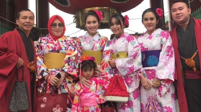 Ayu Ting Ting bersama keluarga saat berlibur ke Jepang. (Instagram)