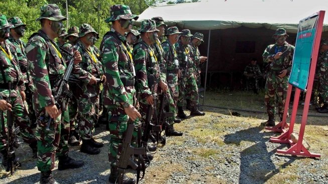 Pelatih memberikan pengarahan kepada sejumlah peserta apel Komandan Satuan (Dansat) Kodam IV/Diponegoro, pada kegiatan latihan tembak tempur di medan latihan tempur Meteseh Semarang, Jawa Tengah, Rabu (11/4). 