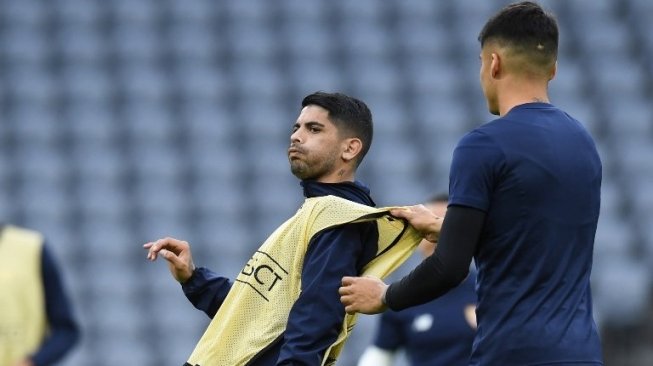 Gelandang Sevilla Joaquin Correa (kanan) bersama Ever Banega mengikuti latihan sebelum menghadapi Bayern Munich. Christof STACHE / AFP