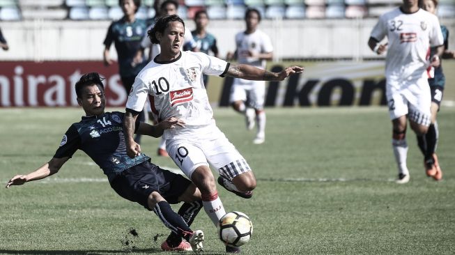 Pemain Bali United, Irfan Bachdim (kedua kiri) berebut bola dengan pemain Yangon United Nan Wai Min (kiri) dalam pertandingan Grup G Piala AFC 2018 di Stadion Thuwunna, Myanmar, Rabu (11/4/2018). ANTARA FOTO/Erwin Prasetyo/Bali United FC