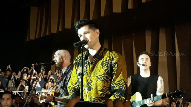 Konser di Jakarta, Vokalis The Script Kenakan Batik