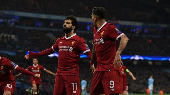 Pemain Liverpool Mohamed Salah rayakan golnya ke gawang Man City bersama Roberto Firmino (kanan) [AFP] 