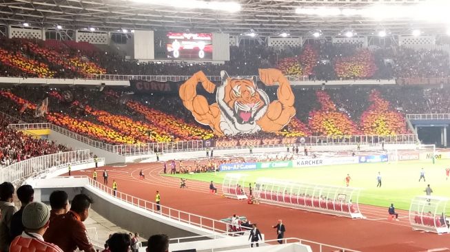 Koreo Jakmania saat laga melawan Johor Darul Ta'zim di Stadion Utama Gelora Bung Karno (SUGBK), Senayan, Jakarta, Selasa (10/4). [Suara.com/Adie Prasetyo Nugraha]